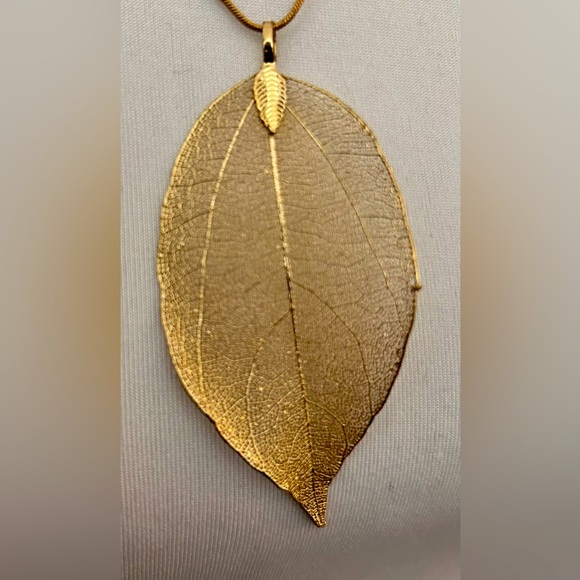 🍁NWT 🍁 Gold Leaf Necklace - Picture 4 of 5
